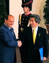 G-7 leaders meet, Koizumi shakes hands with Berlusconi